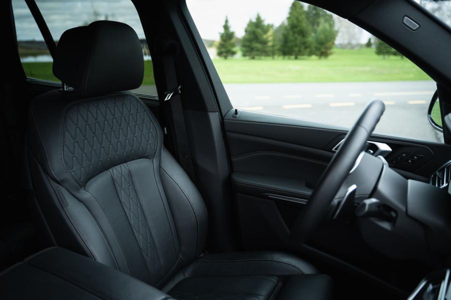 Интерьер BMW X5 xDrive50i M Sport (G05) 2018 года  (NA) (фото 5 из 12)